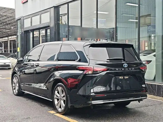 Toyota Sienna — Фото автомобиля 9