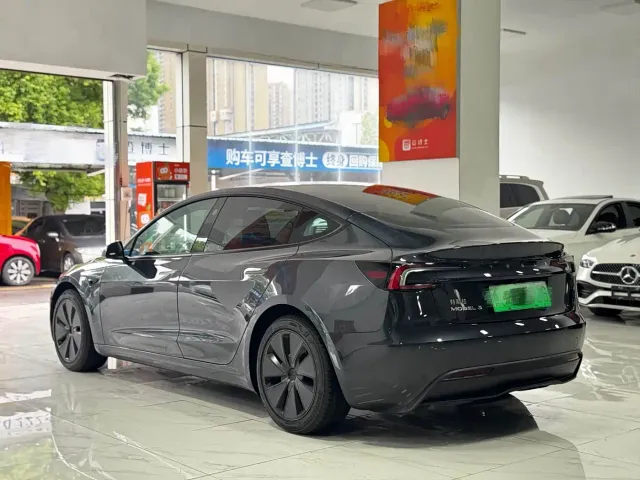 Tesla Model 3 — Фото автомобиля 9