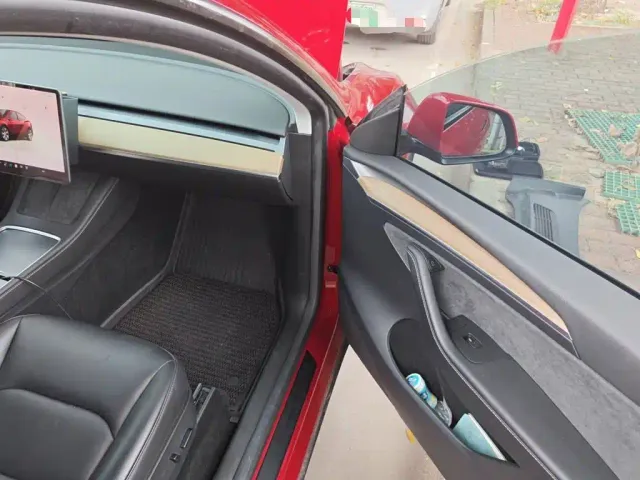 Tesla Model Y — Фото автомобиля 19