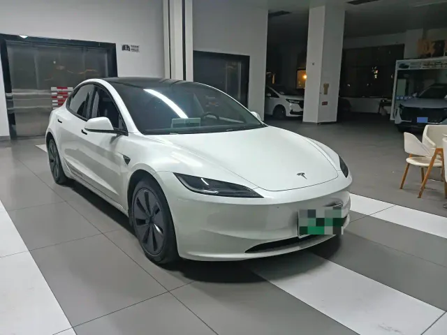 Tesla Model 3 — Фото автомобиля 2