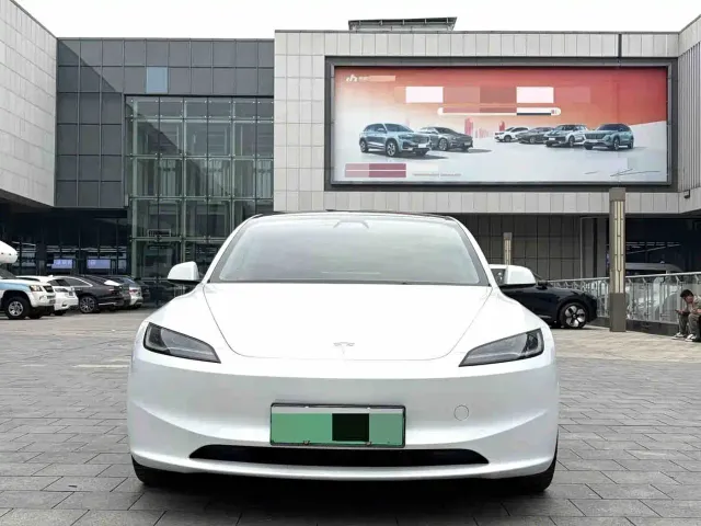 Tesla Model 3 — Фото автомобиля 2