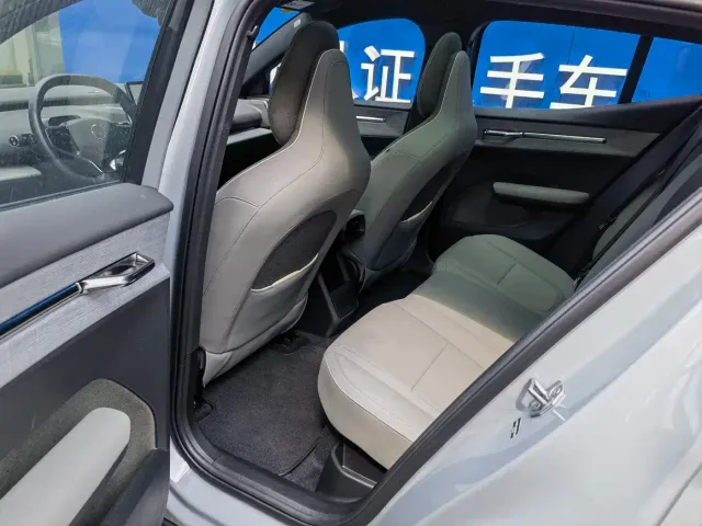 Volvo EX30 — Фото автомобиля 10
