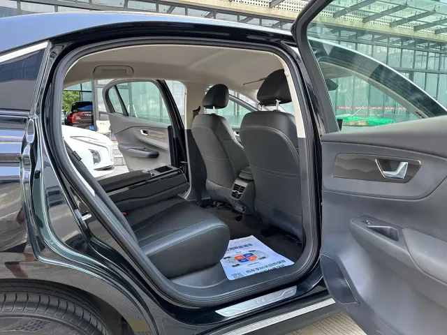 Hongqi E-QM5 — Фото автомобиля 17