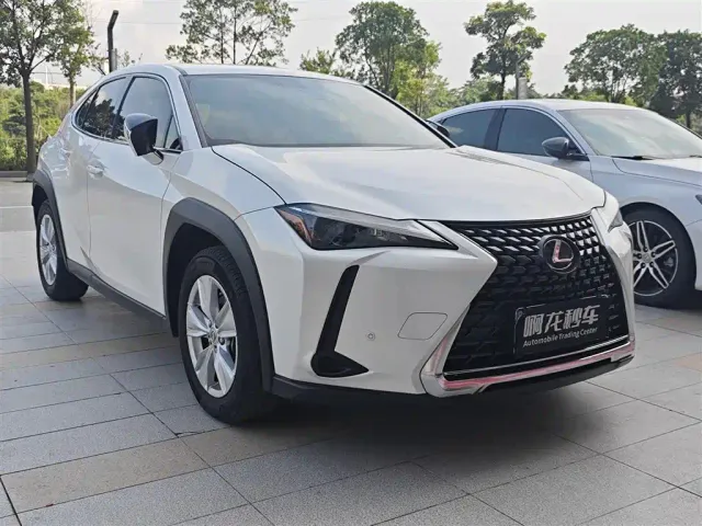 Lexus UX — Фото автомобиля 3