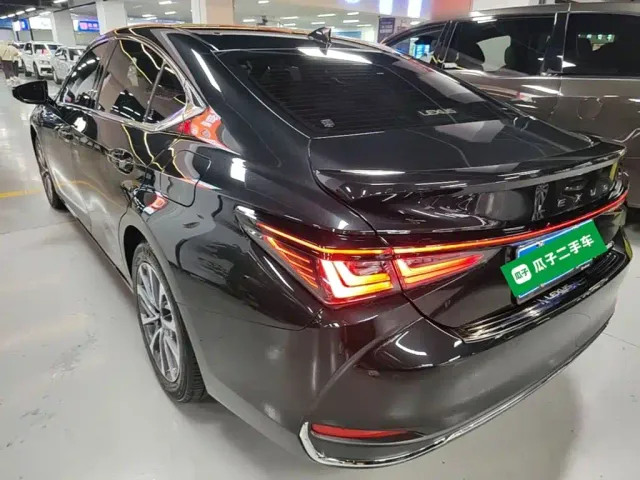 Lexus Lexus ES 2025 300h Ultimate Edition — Фото автомобиля 4