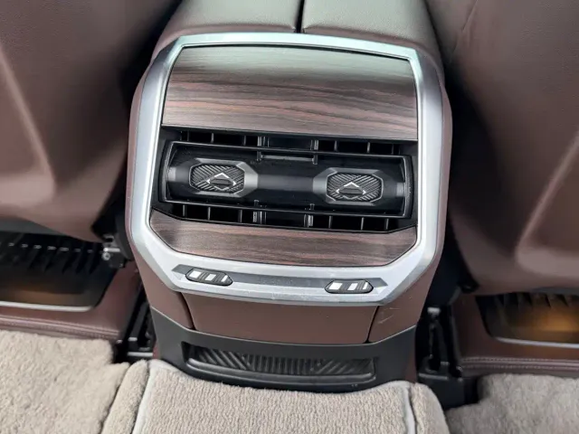 BMW i7 — Фото автомобиля 17