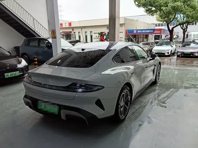 Xiaomi SU7 — Фото автомобиля 13