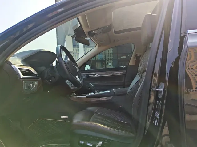 BMW 7 Series — Фото автомобиля 13