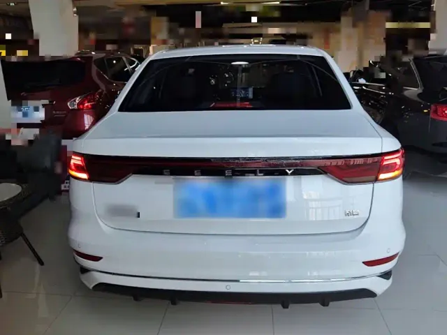 Geely Emgrand — Фото автомобиля 5