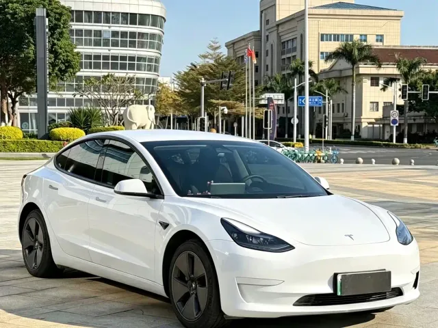 Tesla Model 3 — Фото автомобиля 2