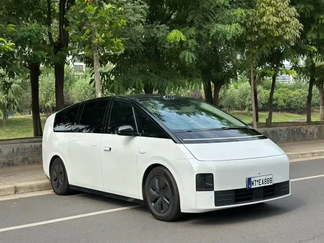 Li Auto MEGA — Фото автомобиля 3