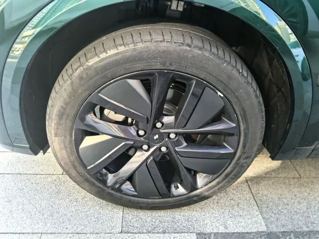 Li Auto L9 — Фото автомобиля 15