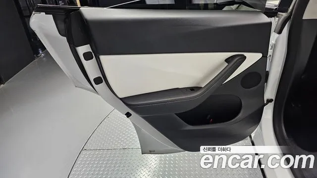 Tesla Model Y — Фото автомобиля 19