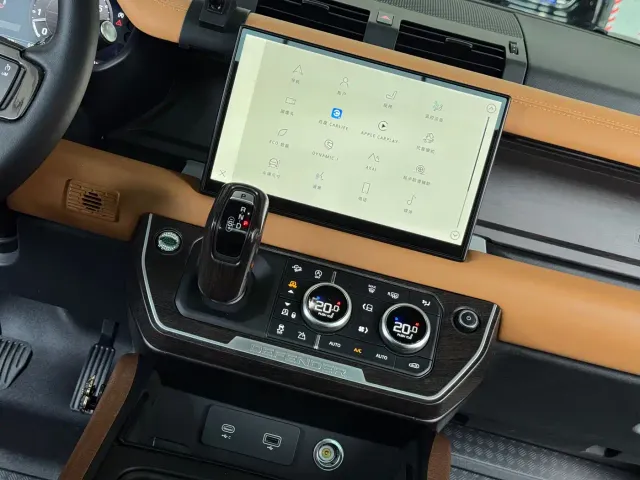Land Rover Defender — Фото автомобиля 11
