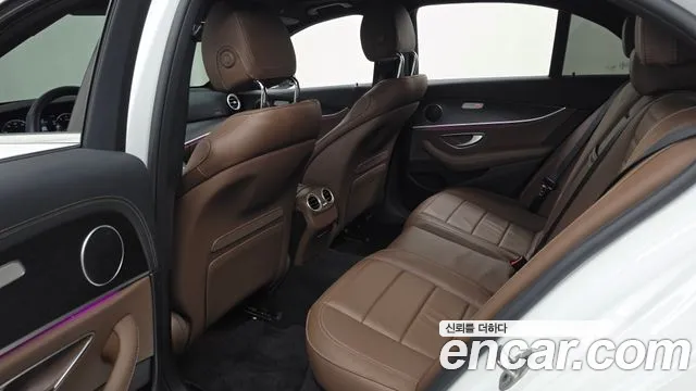 Mercedes-Benz E-Class — Фото автомобиля 24