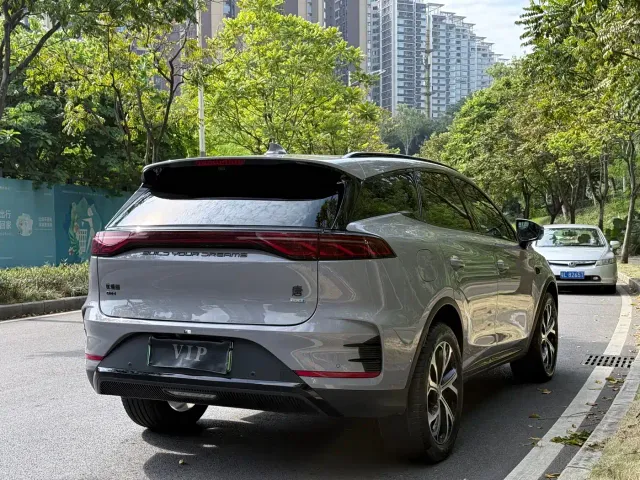 BYD Tang — Фото автомобиля 10