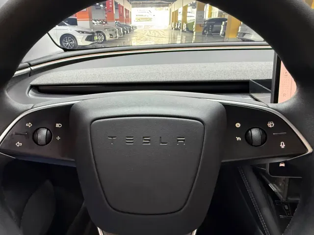 Tesla Model 3 — Фото автомобиля 19