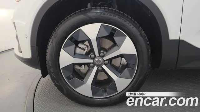 Вольво XC40 — Фото автомобиля 4