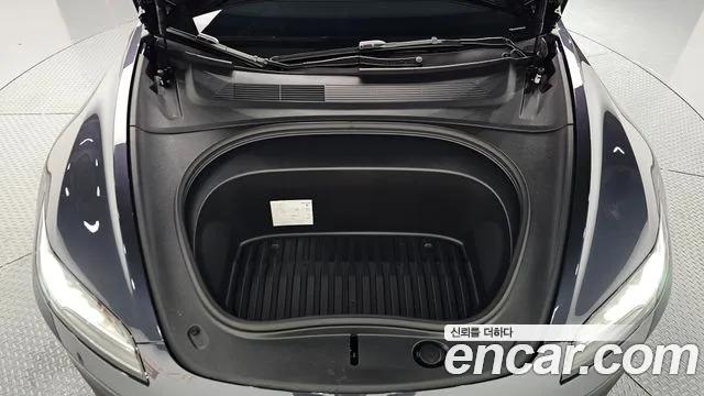 Tesla Model 3 — Фото автомобиля 9