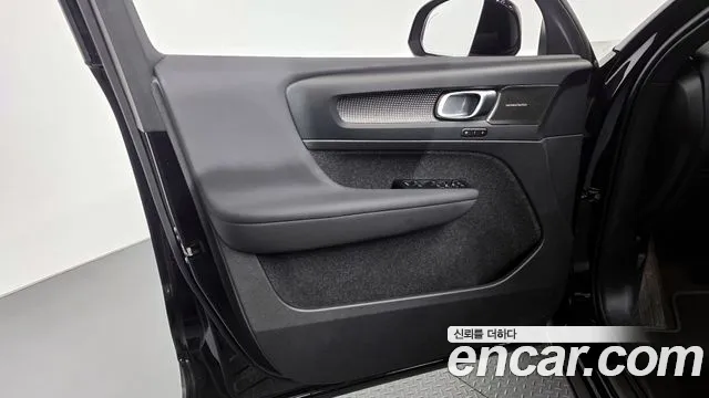 Вольво XC40 B4 Black Edition — Фото автомобиля 22