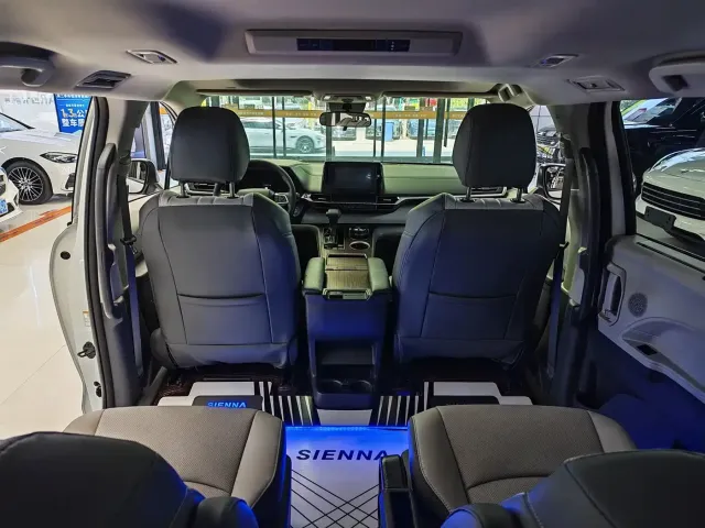 Toyota Sienna — Фото автомобиля 11