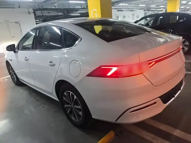BYD Qin PLUS 2024 Glory Edition DM-i 55KM Leading — Фото автомобиля 4