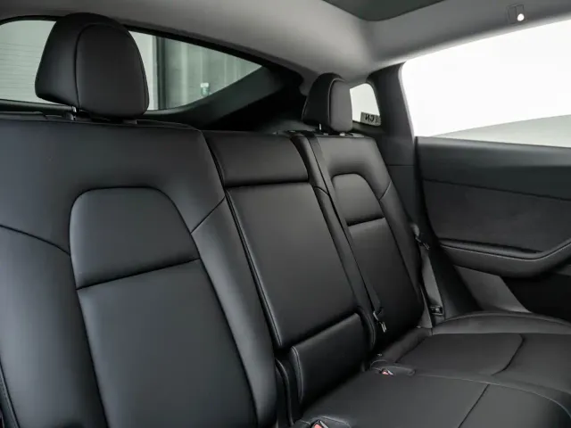 Tesla Model Y — Фото автомобиля 16