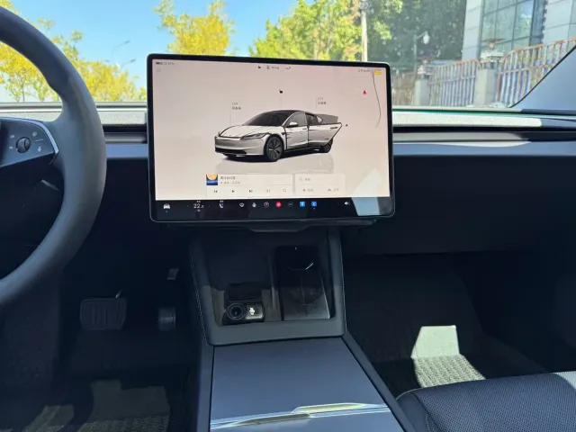 Tesla Model 3 — Фото автомобиля 15