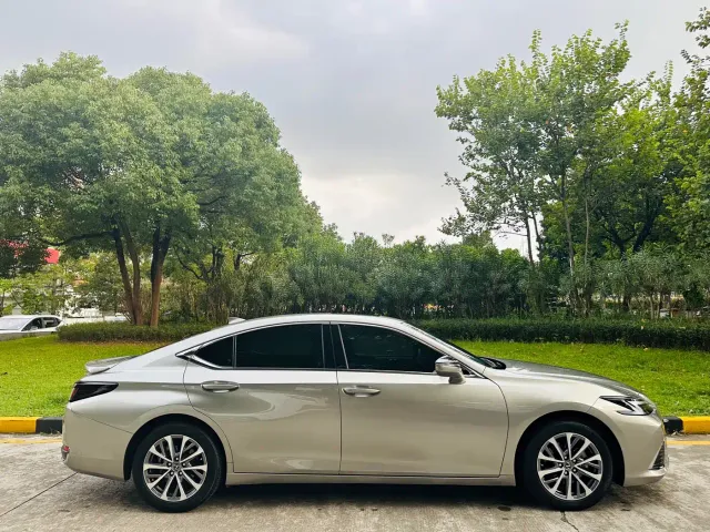 Lexus ES — Фото автомобиля 4