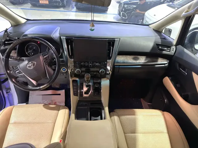 Toyota Alphard — Фото автомобиля 4
