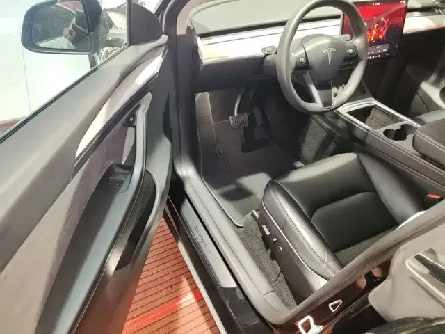 Tesla Model Y — Фото автомобиля 15