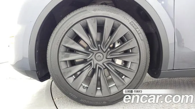Tesla Model Y — Фото автомобиля 5