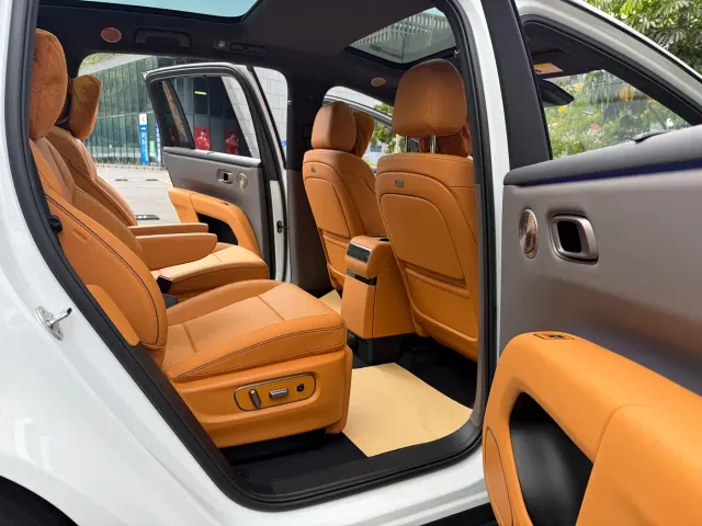 Li Auto i8 — Фото автомобиля 8