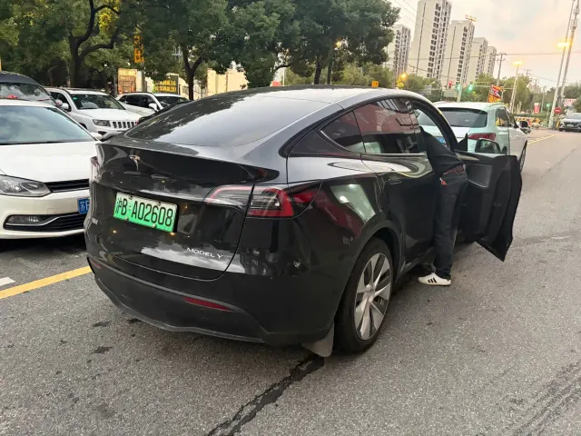 Tesla Model Y — Фото автомобиля 6
