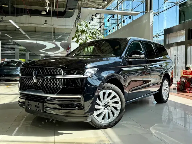 Lincoln Navigator — Фото автомобиля 2