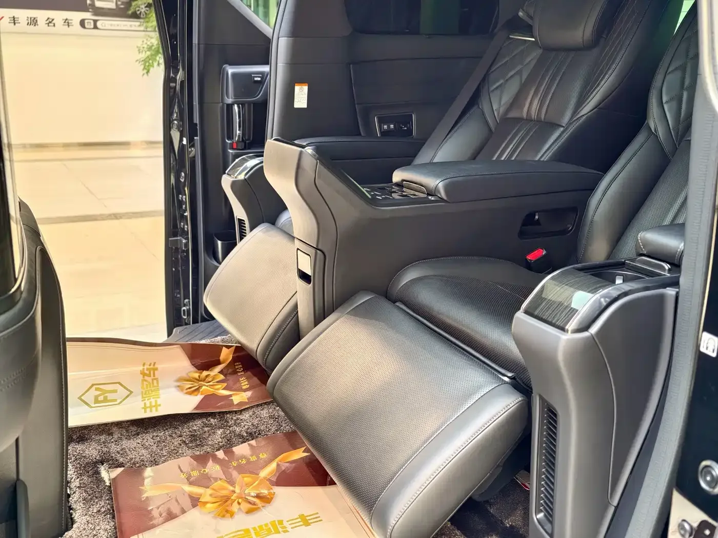Lexus Lexus LM 2020 300h 4-Seat Imperial Edition — Фото автомобиля 15
