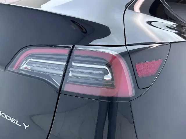 Tesla Model Y — Фото автомобиля 23