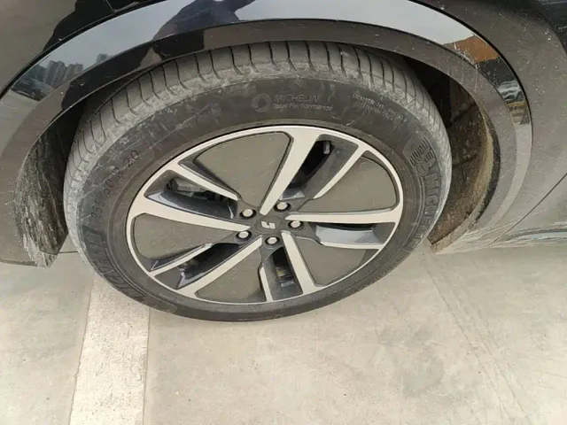 Li Auto L8 — Фото автомобиля 22