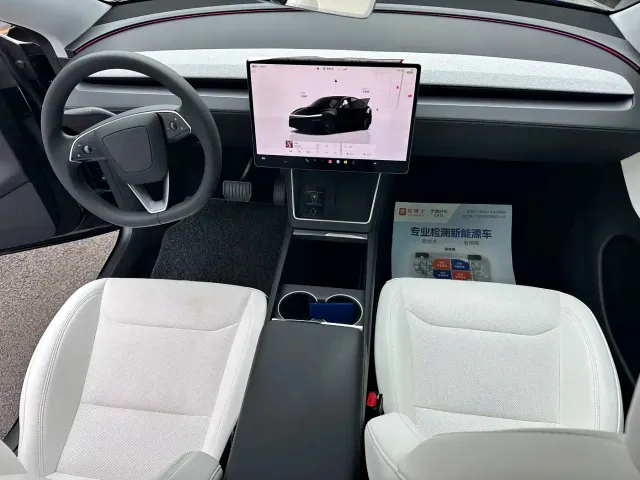 Tesla Model Y — Фото автомобиля 5