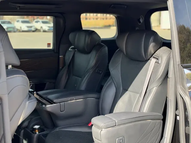 Toyota Alphard — Фото автомобиля 10