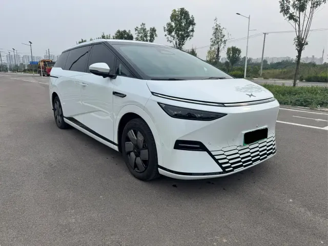 Xpeng X9 — Фото автомобиля 3