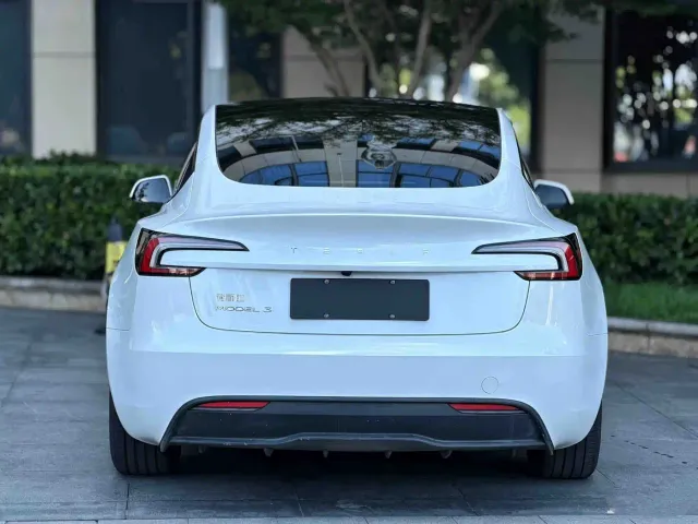 Tesla Model 3 — Фото автомобиля 10
