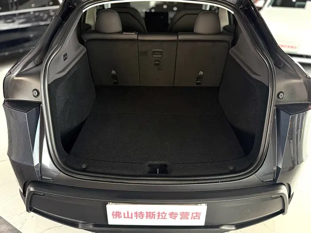 Tesla Model Y — Фото автомобиля 17