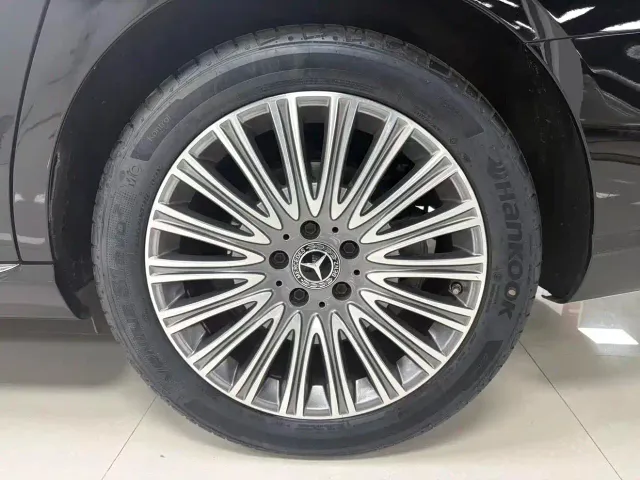 Mercedes-Benz E-Class — Фото автомобиля 27
