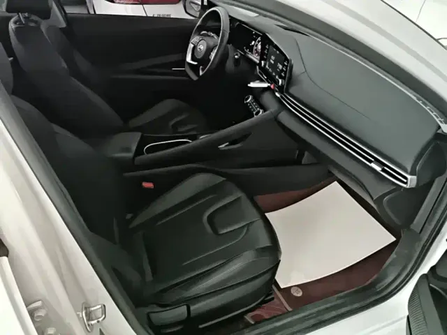 Hyundai Elantra — Фото автомобиля 24
