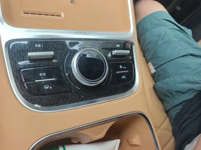 Geely Galaxy Starship 7 EM-i — Фото автомобиля 15
