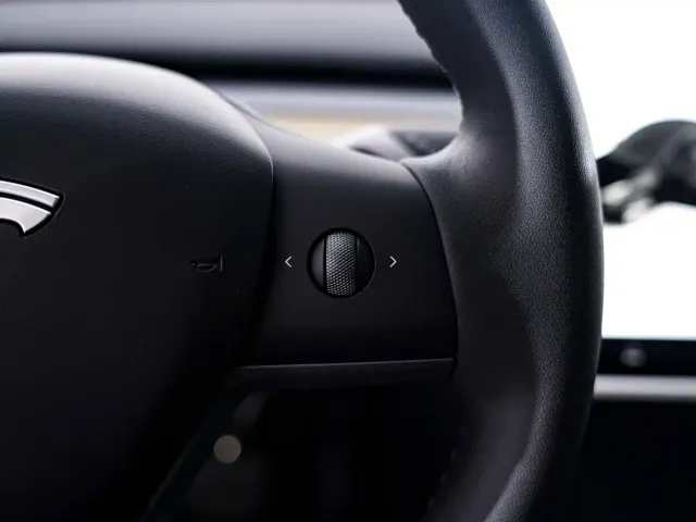 Tesla Model Y — Фото автомобиля 25