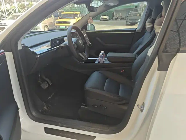 Tesla Model Y — Фото автомобиля 14