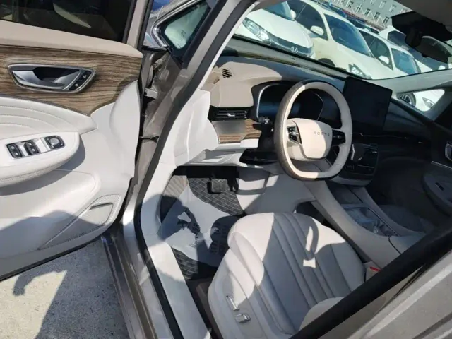 Roewe iMAX8 — Фото автомобиля 15