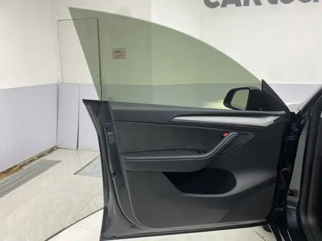 Tesla Model Y — Фото автомобиля 16